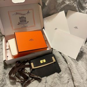 🦄 HERMÈS Kelly Pocket Compact Wallet🦄
Calfskin & Gold-Tone Metal
